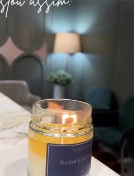 Vela aromática sobre a bancada do estúdio