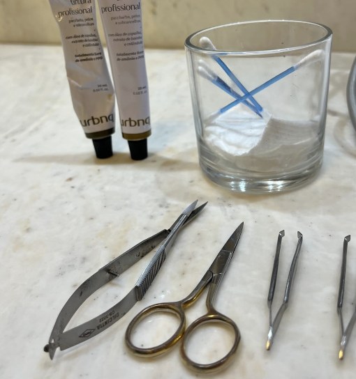 Instrumentos profissionais sobre mármore